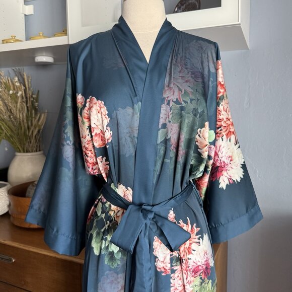 Kim + Ono Coral Chrysanthemum Long Kimono Robe Blue Floral One size - Picture 5 of 8